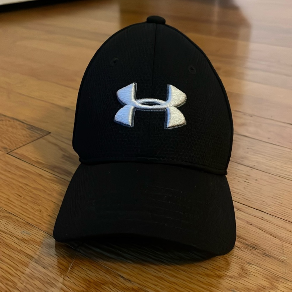 Black UnderArmour Youth Small/Med Classic Fit